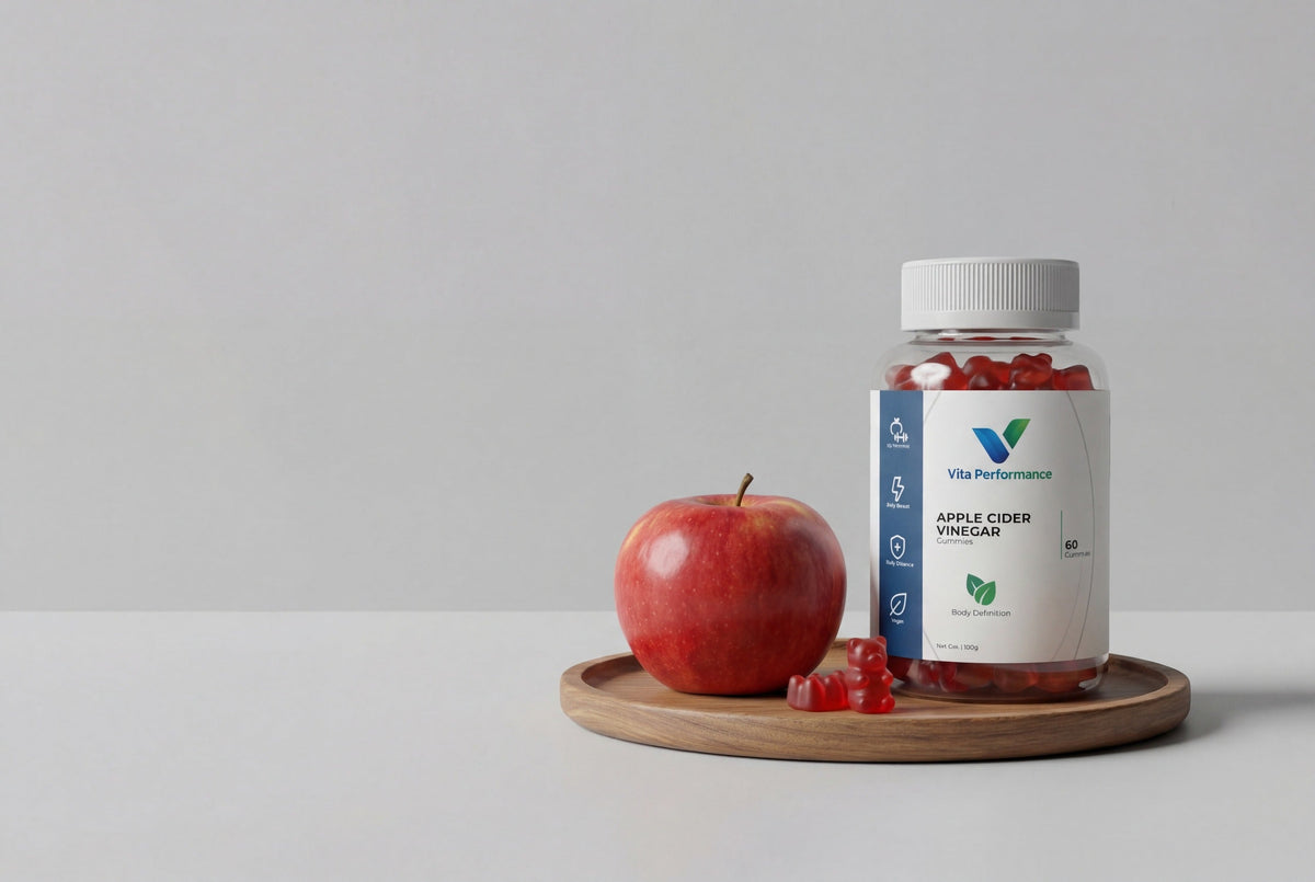 Vita Performance Apfelessig-Gummies: Dose mit Erdbeer-Gummies und Apfel auf einem Holzbrett